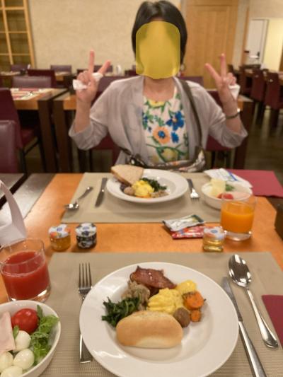 今日は、ローマからチビタベッキアへ移動して<br />いよいよクルーズ船に乗ります。<br /><br />スターホテル　メトロポールは、10年ぶりの宿泊。<br />今回の旅は、クルーズ前泊・後泊のホテルだけは<br />HISさんに依頼し、それ以外はすべて個人手配しました。<br /><br />理由は、ローマ・ヴェネチアのホテル代が（も）高騰していること、<br />そしてこの朝食に期待していたこと、にあります。<br />スターホテル系になってから、変わってしまっていないかと<br />不安でしたが、変わらずのビュッフェ朝食に大満足です！<br />モッチェレラ盛り放題のサラダ、健在です。フルーツもたくさん<br /><br />ここで不満だったのが、部屋の冷蔵庫が全然冷えなかったこと、、、<br />温冷庫かぁ！というぐらい冷えない中、7Fに氷マシンを見つけました。<br />これは便利！<br />水筒に氷たっぷり入れれば怖いものなしです<br /><br /><br />朝食終えたら、朝のスーパーでお土産探し。<br />テルミニ駅地下のコナドより、地元の人が使うコナドシティへ。<br />エコバック、トマトペースト、パスタ、歯磨き粉、クッキー、<br />などなど、48ユーロも買いました！<br />ホテル帰る前に、Tシャツ屋さんも、、、