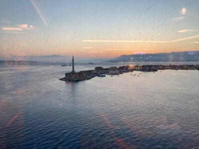 シチリア島につきました。<br />港はメッシーナ港。海峡を挟んで向こう側はイタリア半島です。<br /><br />クルーズの間、毎朝日の出の時間に早起きしていました。<br />海から上がる日の出はすばらしい。<br />もちろん、夕日もきれい。<br />青く晴れた空と太陽は、朝も昼も夕も<br />碧い地中海の色にマッチします。