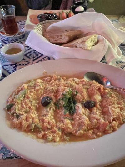 朝ごはんは友達の家の近所のトルコ料理<br />こも謎のぐちゃぐちゃしたものは卵とトマトのスクランブルエッグ的なもの<br />パンとお茶飲み放題でした<br />でもやっぱりお高い<br />３２００円くらいでした　