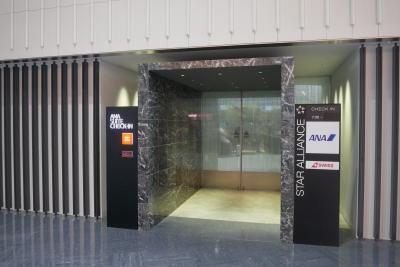 久しぶりの成田空港です。<br />今まではほとんどバス＋電車、まれに定額タクシーでしたが、今回は、初めて自分で運転して空港に行きました。所要時間はバス・電車の半分の時間ですむし、何といっても荷物運びが楽チンです。<br />成田空港周辺には駐車場がたくさんありますが、盗難リスクと空港直結の利便性を考えて、2日前に空港第５を予約しました。予約料金は利用日数にかかわらず1,400円、駐車料金は8,910円でした。<br />到着後は、4トラ経由で予約した何より大切なwifiを受け取り、ガラガラのＺカウンターでチェックインします。<br />　※　ちなみに、中は普通にカウンターがあるだけです。