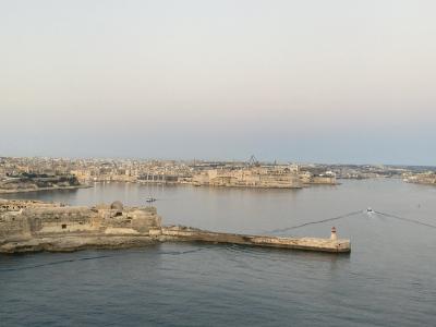 今日は、マルタ島　ヴァレッタ。<br />マルタ共和国の国旗は、赤と白のシンプルな色。<br />日本人として、親近感の湧く国です<br /><br />朝もやの中、港がだんだん近づきます<br /><br /><br />