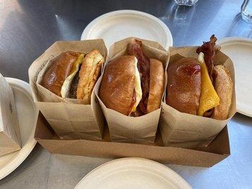 グランドセントラルマーケットで朝食です。<br />Eggslut<br />Bacon Egg Burger、Cheese Burgerともにとてもおいしかったです。<br />