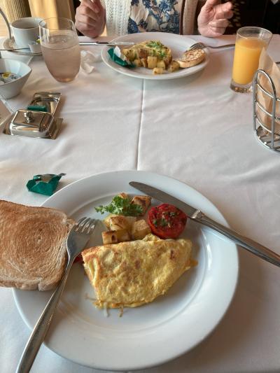今日は港への到着が、12:00予定なので<br />朝食はゆっくり楽しめます。<br /><br />「テイスト」で、フルーツ／ヨーグルトと<br />メイン料理のオーダー順を変えてもらって<br />いただきました。<br />周りをよく見ると、細かく調理の仕方や<br />味付けを指示している方もいましたね。<br />優雅です