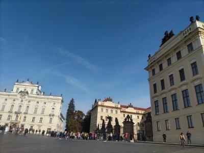 2023年10月17（火）（Day9-1）<br /><br />二つのプラハ国立美術館（ナショナル・ギャラリー・プラハ）を訪れるため、プラハ城西側のフラッチャニ広場にやってきました。<br /><br />フラッチャニ広場に面したプラハ城正門は、朝一番で入場する人達ちが列をなしています。