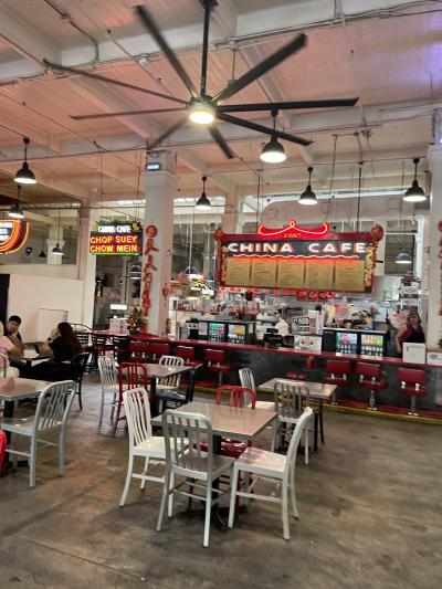 ワンフロアにいろんなお店が並んでいます