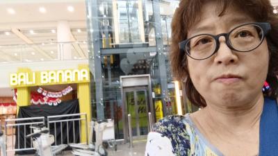 グラライ空港だよ。agoda（Mozio）で予約してた車がまだ到着してないよ、顔が激おこだね。それもそのはずAM1：00に予約してた。SQ948から降り立ってまだ30分しかたってないっしょ？12：30だよね。運転手君、ごめんね。<br />空港を出た車は、あ～れ～やたら大廻りするよ。決済済みなので故意の遠回りではないですが。