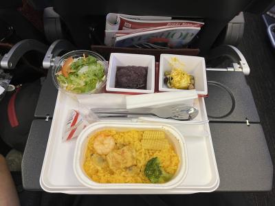 ＜1日目＞<br /><br />7時ごろホテルを出て、T2のカードラウンジで無駄にビールを飲んでから搭乗。9:30発のJL 941便。夏休み最終週の月曜日、ところどころに空席あり。<br /><br />キッズミールを手配し損ねたので、子供もパエリア（短距離路線のためメニューは1種類）です。おいしかったです。カトラリーが金属でした。<br /><br />座席は、足元に電源や、モニター横にUSBポートがありました。４時間足らずなので、あっというまに到着。時計を１時間進めておきます。