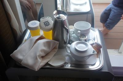 朝食は娘家族とは別にしていました。<br /><br />この日は娘の部屋では、ルームサービスの<br />朝食を頼んでいました。<br />（朝食のルームサービスは無料で頼めます)