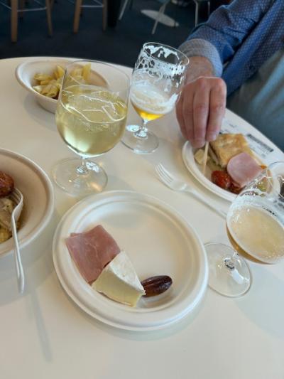 なんだか学食か社食みたいな。お食事はグリルしたズッキーニとかトマトとかヘルシーなものありました。たぶんサプライはコストコです。。サンドウィッチやパスタはお食事計画によってはやめた方がいいかも。生ビールとブリーとデーツはおいしかった。ごちそうさまです。