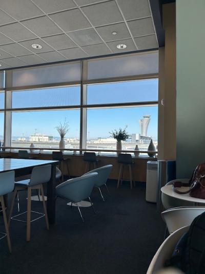一件目。International Terminal AのGolden Gate Lounge。プライオリティパスOKのラウンジはTerminal Aに３件あります。エアライン系２件は自社フライト前は入場制限で入れず。30分待って入場。レストランへ行ってもよかったけどおなかぺこぺこで他で並びなおすなんてムリ。