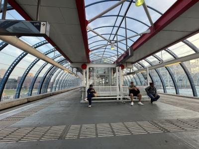 ゆめが丘駅みたいだな<br /><br />バスでSloterdijk駅のターミナルに18:45到着<br /><br />Amstelveenseweg駅から本日の宿の「Hostel Cosmos Amsterdam」まで路面電車で行ったが、電車来ないし待ってる人が全然いないので南駅から乗った方が賢明