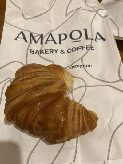 ツアーに参加するので、朝が早くホテルの朝食が食べれなかったので、前日に買ったクロワッサンをムシャムシャ。<br />このクロワッサンが、めちゃくちゃ美味しかったなー☆