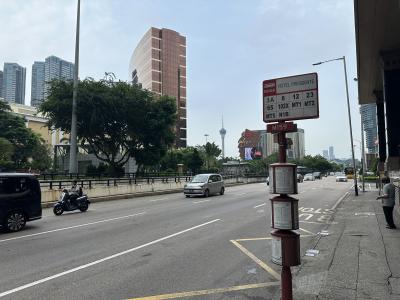 ホテルの最寄りのバス停から「102X」の路線バスで香港・珠海・マカオ大橋 (港珠澳大橋) マカオ出入国ターミナルへ向かいます。