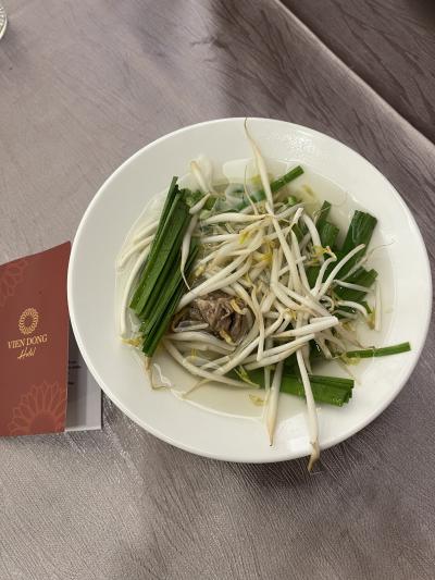 今日の朝はホテルで食べました。牛肉のフォーです。野菜をたっぷり入れていただきます。美味しいので２杯いただきました。