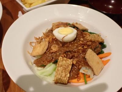 初日、インドネシアの空港はかなり混雑していました。新しくエムポックス対策で登録が必要になり、さらにビザも取らないといけなかったり、たしかにやることは多かったです。結局1時間半くらいかけて、やっと空港の外に出ることが出来ました。その後ホテルでチェックインして、歩いて近くのGala more restaurant へ夕食に行きました。写真はナシゴレン。