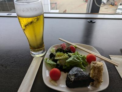 ラウンジで、遅めのランチ。昔に比べると提供される食べ物の質がずいぶん落ちたような・・・