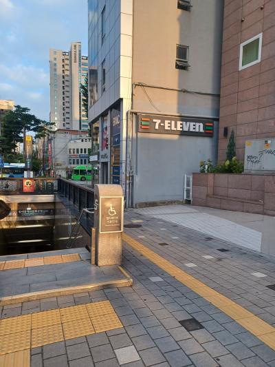 アドレナリンが出ているのか全然眠れない！<br /><br />朝食付きホテルだけど、せっかくなら外で食べたい！！<br /><br />早起きして朝ごはんを食べに行きます～<br /><br />地下鉄で二駅の所にわざわざ乗り換えて行くのも面倒なので、初めてのバスにチャレンジしてみます～<br /><br />あれ、バス停に乗るはずのバスの数字が書いてない！なぜ！？<br /><br />クァンヒドン(光煕門)から乗らなきゃいけないのにここはクァンヒムン(光煕門)だ～汗<br />紛らわしい！！<br /><br />謎に時間をロスしつつ、無事にバス停着！<br /><br />