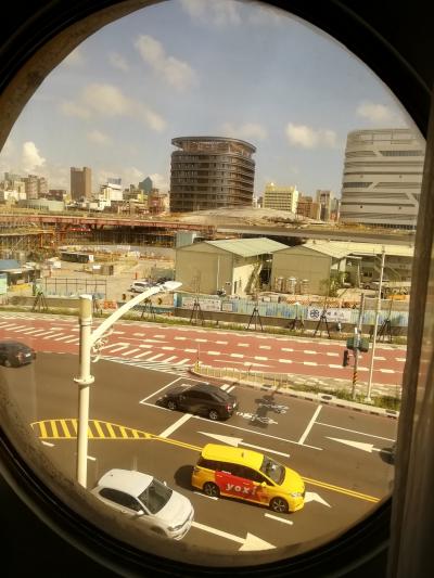 あっという間のフライトと入国！<br /><br />台湾観光キャンペーン、”ハズレ”・・・・(T_T)　けっこう、長旅な方なんだけどな？！<br />と、両替を時間の都合でしゃーなしに２万円分空港でしたけど、、手数料３０元とられて、ほぼ５円換算・・・(T_T)　円安すぎなんじゃーーーーーーー！！<br /><br />この現実にテンション低めで市内へ＾＾；<br /><br />高雄は空港から市内が近いから最高！！<br /><br />おデブ友人のチョイスの高雄駅前のホテルにチェックイン！<br /><br />この丸窓がカワイイよね！<br />