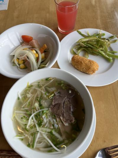 おはようございます！！！と大きな声は出さず、心の中で挨拶。ホテルの朝食バイキング。青菜のガーリック炒めが優しい味で朝からお代わりしました。牛肉のフォーも美味しいからお代わりしました。