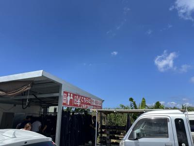 アソビューのメッセージから詳細が送られてきました。<br />指定されたマップコードの場所へ到着。<br />今回お世話になる武藤潜水さんの臨時駐車場です。<br />こちらで受付し、ウェットスーツとマリンシューズを受け取り<br />自分たちの車で真栄田岬の駐車場へ移動します。<br />その真栄田岬の駐車場が繁忙期は混雑するため、1時間前集合なんだそう。<br />冬季なら予約時間ちょうどに到着でOKとのこと。