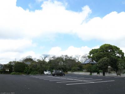 群馬県太田市「常楽寺」の駐車場です。予報では期待できない天候でしたが、前夜からの雨は止んで、青空が見えてきました。<br /><br />左の木の上に「山門」の屋根の先が見えています。右には「鐘楼」が見えます。