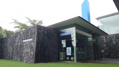 東京国立近代美術館（MOMAT）のミュージアムショップ<br />東近美(とうきんび)と呼ばれる日本で最初の国立美術館。1952年に京橋に開館し、1969年に現在の竹橋に移転した。<br />1Fが企画展示室、2～4Fがコレクション展示室(展示替えは年3～4回)。<br />コレクション展示室の4Fにはハイライトコーナーと眺めの良い部屋があり、3Fが戦前～1960年代の展示、2Fは1970年以降の現代アートとなっている。<br />常設展が500円というのは、国立西洋美術館同様驚くべき安さ。さすが国立だけある。