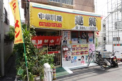 学園東通りからさらに二本向こうの通り。直線距離なら近いけれど、東西に横切れる路地が無いので、5分くらい歩きますかね。<br /><br />存在は知っておりましたが、初めて通る道。建龍さんも初めて。えぇ感じに年季入ってますな。