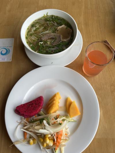 おはようございます。波の音とともに目覚めるって最高ですね。<br />今日の朝食です。フォーが昨日の麺とは違って白くて筒状の麺になっていました。これはこれで美味しい。ジュース、味薄っ！！