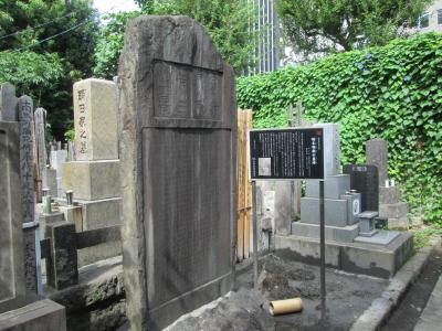 成覚寺塚本明毅の墓碑　幕末から明治時代にかけて、国民生活の近代化に貢献した人です