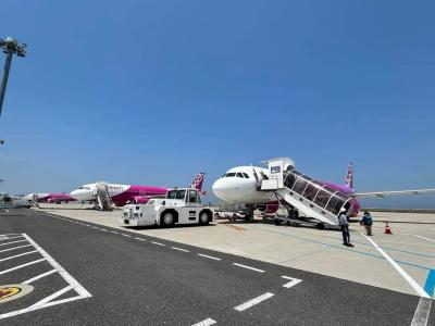 コロナ前は年に数回行ってた海外も、５年も行けなかったなんて、、、と思うと涙ものな出国、、<br /><br />出国＝免税店♪見るだけでもテンション上がるのは変わらず＾＾お買い物済ませ、友人とも合流！この長年の友人との海外旅行は初！！！<br /><br />今回は友人運転で高雄から墾丁、台東、?東へのバイクツーリング旅♪ドキドキ動悸（笑）とワクワクでいっぱい！<br /><br />残念ながら？！ランダム席は後方の通路側で、３人びっしり満席状態！週末だしね、、