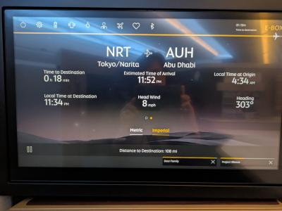 11時間半のフライト。座席に敷くマットと、ブランケットというよりデュベのような薄がけでベッド仕様に。フルフラットで体を伸ばして横になれて快適、足のむくみも出なくて良かった。