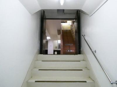 階段を上って松前城に入ります。