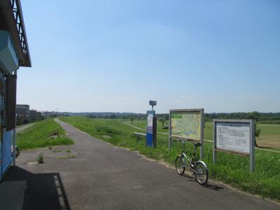 利根川、海から85kmの、わがホームエリアです。<br />市内アナウンスで、<br />「不要な外出は控えて、、、、」<br />的なメッセージが出ている、ちょー暑そうないい天気です。<br />途中の水道で体を冷やしたり、持参したマイボトルの補給水飲んだり、で、<br />大丈夫だでしょう、という目論見でございます。<br />片道4kmほどなので、往復１時間強くらいかな、という想定で。<br />