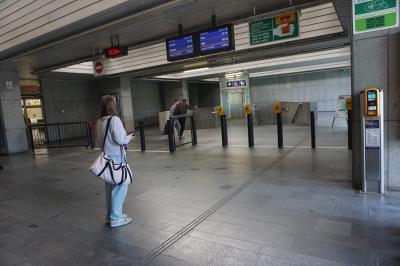 ●Nadrazi Holesovice駅<br /><br />改札にあった打刻機で打刻をして、ホームにおります。