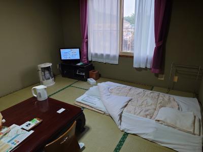 基本プラン用の和室、他に洋室もあります。ビジネス以上のホテル仕様の本館もあります、冷蔵庫、共用レンジあります