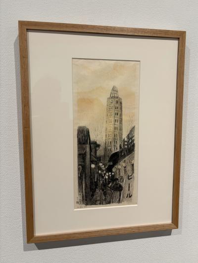 織田一磨<br />ODA, Kazuma<br />1882-1956<br /><br />「東京風景」より 十二階<br />Junikai, a Twelve Story Building in Asakusa from Views of Tokyo<br />1916 大正5年<br />リトグラフ lithograph<br /><br />大正から昭和戦前期の日本において、石版の表現を追求した織田一磨は、劇的な変貌を遂げていくこの時代の都市、とりわけ建造物に関心を寄せ、克明な記録を残しました。<br /><br />ここに描かれたのは浅草の風景で、奥にそびえる塔は、1890年に完成した日本初の電動式エレベーターを備えた高さ52mの「凌雲閣」の姿です。<br /><br />この塔は、本作が描かれてからわずか7年後、関東大震災で8階部分から半壊し、解体されてしまいました。震災直後、織田は以下のような言葉を記しています。「今私が一枚の片々たる浮世絵版画を指して、鉄筋コンクリートの建築よりも確実な永遠性を備えたものであると断言すれば、或は一笑にふし去られるかもしれない、然し今回の大震大火災の実跡に照してみると、此の断言は決して盲目の言ではないことがますます明瞭にされるのである。」（「版画に遺されたる江戸名所」「浮世絵之研究」9／10号、日本浮世絵協会、1924年5月）<br /><br />Oda Kazuma, who worked in lithography from the 1910s to the 1930s, took a keen interest in the cities, especially the buildings, that were undergoing a dramatic transformation during this period, leaving behind a vivid visual record.<br /><br />This work depicts Asakusa, and the building towering in the background is the 52-meter-high Ryounkaku, completed in 1890 and equipped with Japan&#39;s first electric elevator.<br /><br />Only seven years after this work was completed, this tower was partially destroyed from the eighth floor by the Great Kanto Earthquake, and ended up being demolished. Immediately after the earthquake, Oda wrote: &quot;Now, when I point to a tattered ukiyoe print as a more durable thing than buildings constructed with reinforced concrete, you might laugh it off. But when we look at what the great earthquake has done, it becomes even more clear that I was not speaking thoughtlessly.&quot; (&quot;Hanga ni nokosaretaru Edo meisho,&quot;<br />Ukiyoe no kenkyu vol. 9/10, Nihon Ukiyoe Kyokai, May 1924.)