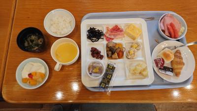 朝食はバイキング形式なので、和洋の朝食になりました<br />普段、朝食はあまり食べないので、食い過ぎた～
