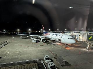 22:30発マレーシア航空MH71便。所要時間は7時間25分、翌朝4:55分到着予定です（時差‐1時間）。<br /><br />■マメ情報■<br />休み日程を最大限活用でき、かつお得なフライト＆ホテルを探した最大公約数と思い、今回旅行を決めました。総額2人で66万円（33万円/人、税金等込々）で、うち航空券（ビジネスクラス）：34.2万円＋帰国便のアップグレード：4.1万円+ホテル23.4万円（3泊、朝食、空港往復プライベート送迎、60分のマッサージ×2人分付）、現地食事代等：3-4万円、でした。　