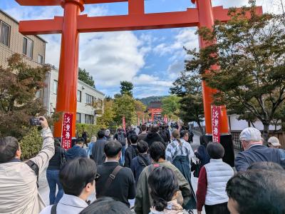 この日は趣向を変えて人混みを観察することに。

嵐山か、伏見稲荷大社かを少し悩んで伏見稲荷に。
嵐山は熊が出たというしね。

