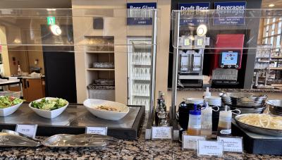 成田は遠い。朝も早かったのでここで朝食します。