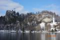 雪の  ブレッド湖。 ボーヒン湖畔 スロベニア  のフォーゲルスキー場