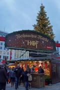 中欧４か国周遊のツアーをクリスマスマーケット巡りとして楽しむ。（10）市庁舎と旧市街のマーケットを巡り、グリーヒェンバイスルでディナー。