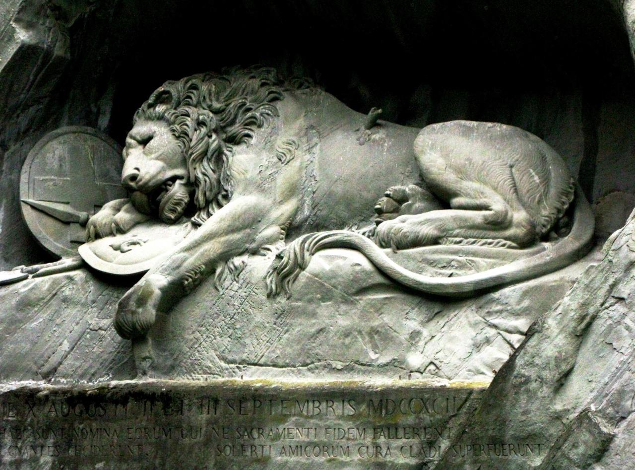 瀕死のライオン像　置物　スイス土産