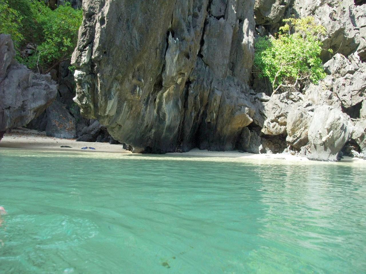 神秘の島々 パラワン諸島に広がるダイナミックな絶景に感動 二人だけのシークレットビーチin Matinloc Island 編 エルニド フィリピン の旅行記 ブログ By 青い空さん フォートラベル