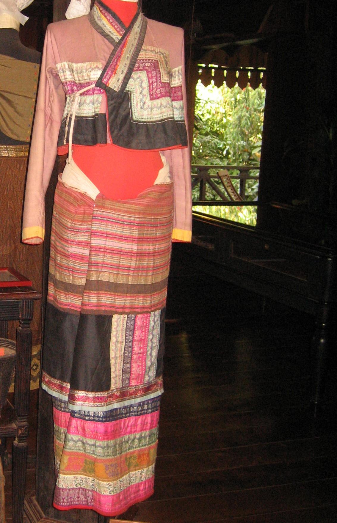 タイ ラオス 手織り 手縫い 巻きスカート　手織り生地カラーブルー
