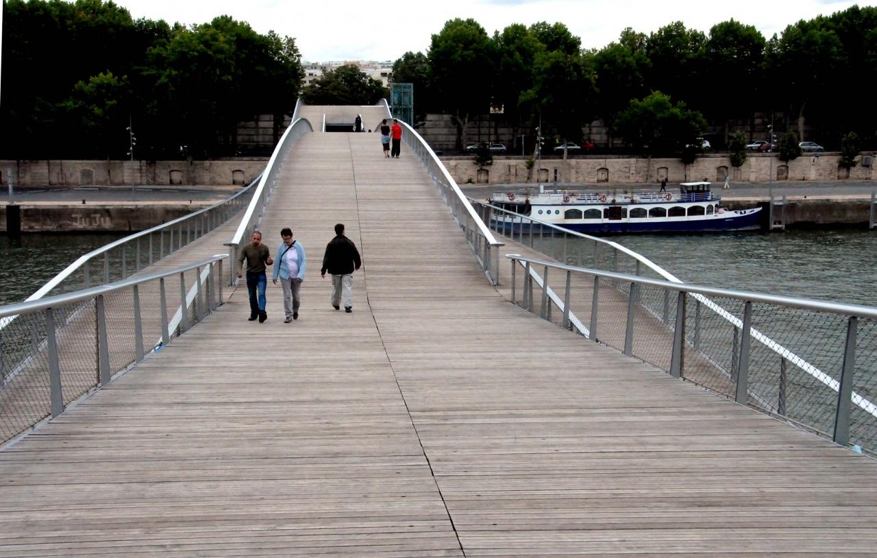 シモーヌ ド ボーヴォワール橋 La Passerelle Simonu De Beauvoir セーヌ３３橋巡りの２ パリ フランス の旅行記 ブログ By Etretatさん フォートラベル