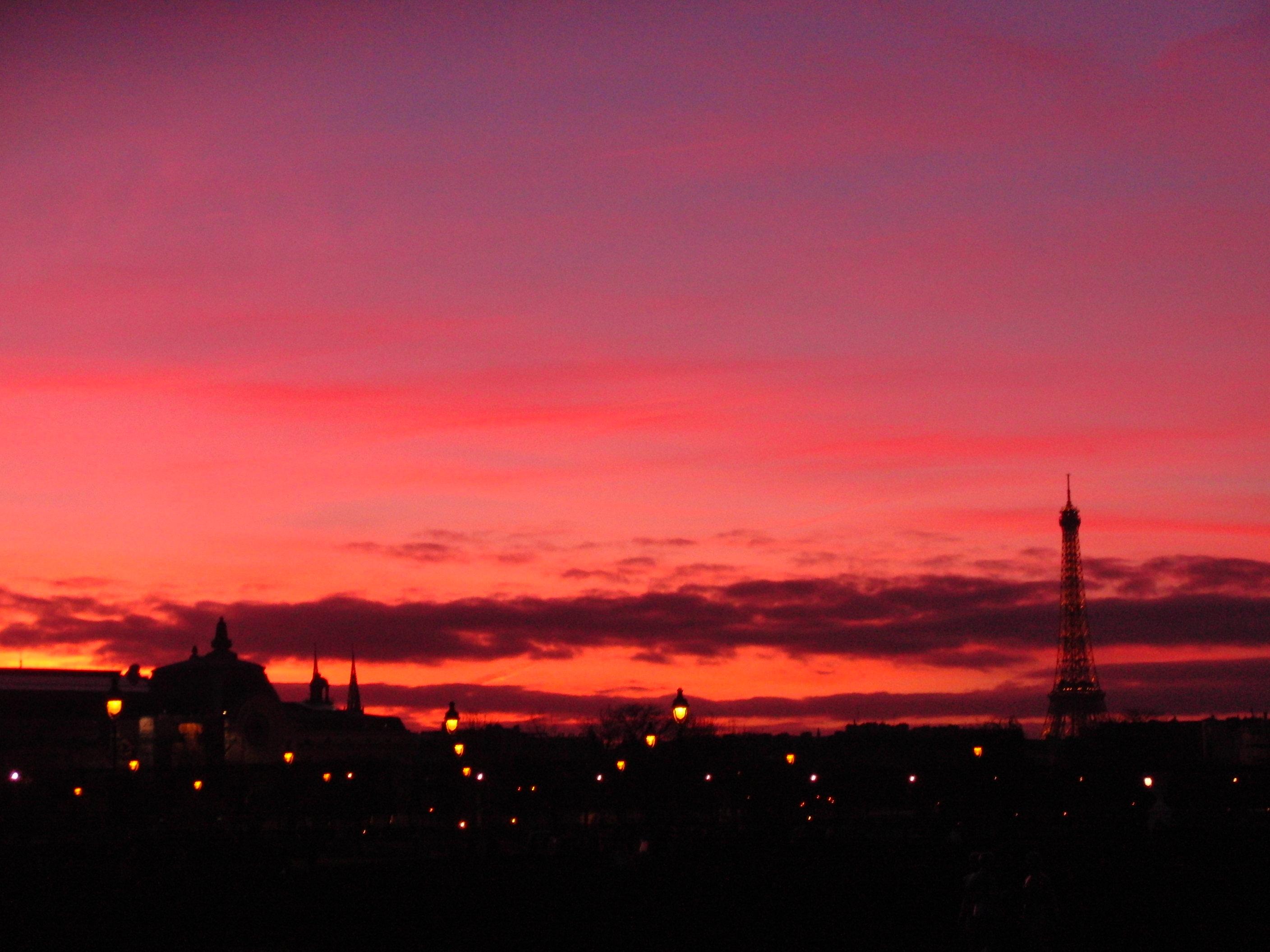初めてのパリ 6 夕焼けの赤は ムーランルージュへの序章の巻 パリ フランス の旅行記 ブログ By ゆうこママさん フォートラベル