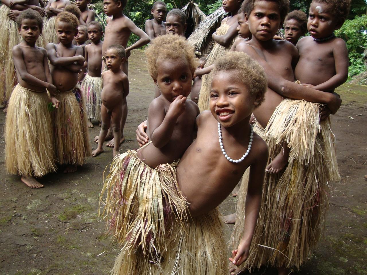 裸族　子供 タンナ島で裸族の村と伝統文化の残る村を訪れる』タンナ島 ...