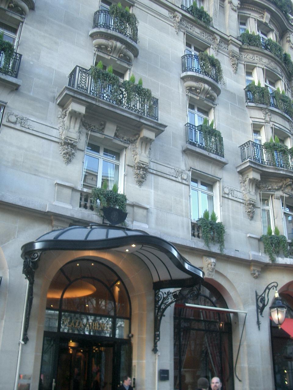 『モンテーニュ通りは、ウインド・ショッピング。高級すぎて。。。』パリ(フランス)の旅行記・ブログ by nomonomoさん【フォートラベル】