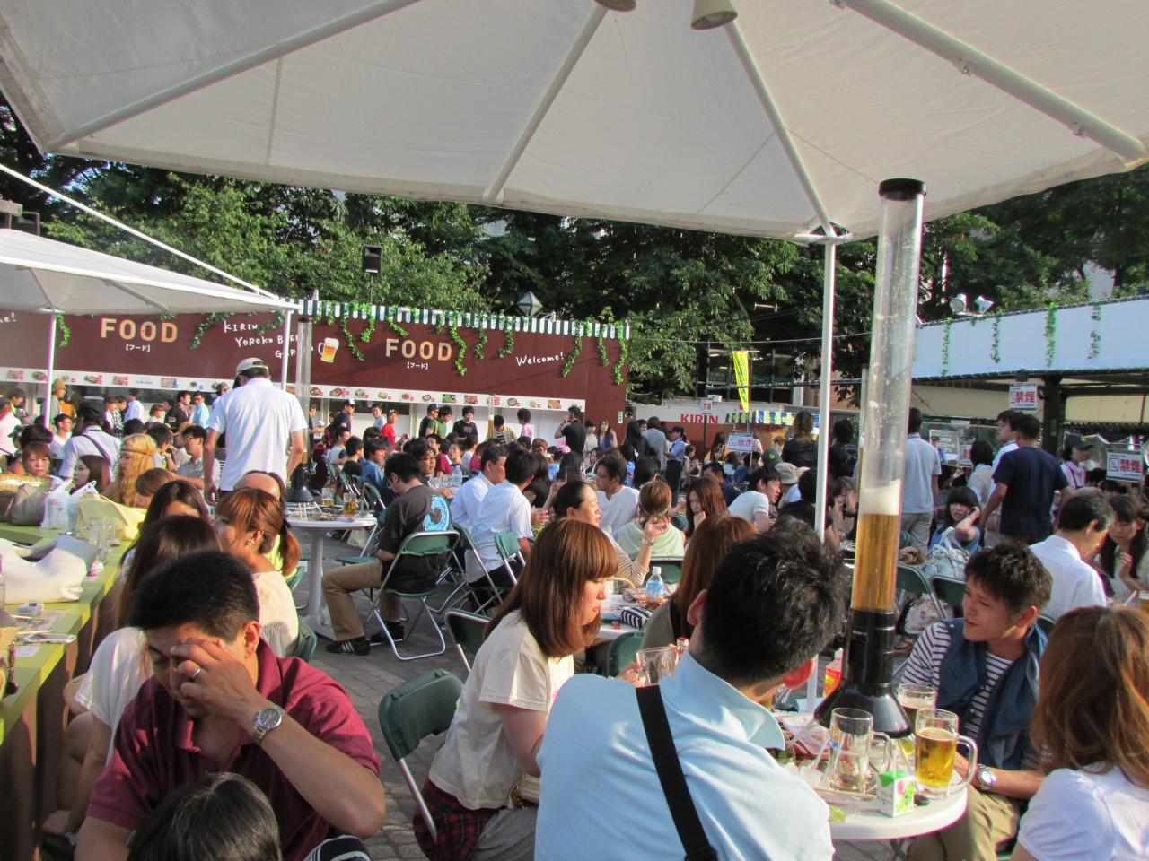 さっぽろ大通り公園ビアガーデン13 友達とスヌーピーj号を見上げて すすきのおもてなし縁日 探偵はバーにいるのバー一慶さん ライブ 札幌 北海道 の旅行記 ブログ By Cacahさん フォートラベル